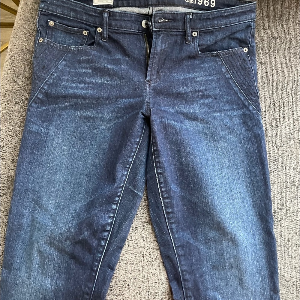 Size 31 Gap Skinny Jeans w/ankle zipper